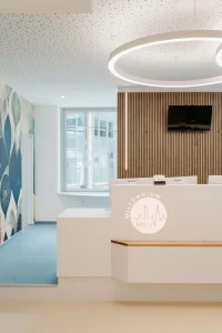 Empfangsschalter des Gesundheitszentrums Millennium-Med in der Millennium City Wien – moderner und freundlicher Empfangsbereich für Patient:innen